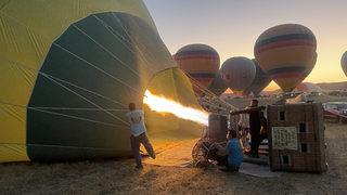 Kapadokya'nın ilk balon pilotu 35'nci yılını gökyüzünde pasta keserek kutladı