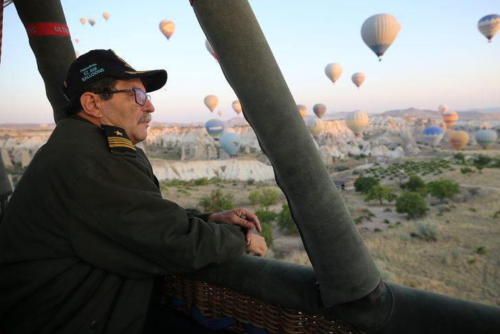 Kapadokya'nın ilk balon pilotu 35'nci yılını gökyüzünde pasta keserek kutladı G2