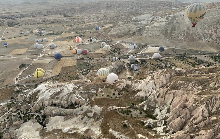 Kapadokya'nın ilk balon pilotu 35'nci yılını gökyüzünde pasta keserek kutladı G5