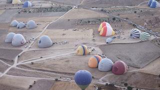 Kapadokya'da turistler yeni günü gökyüzünde karşıladı