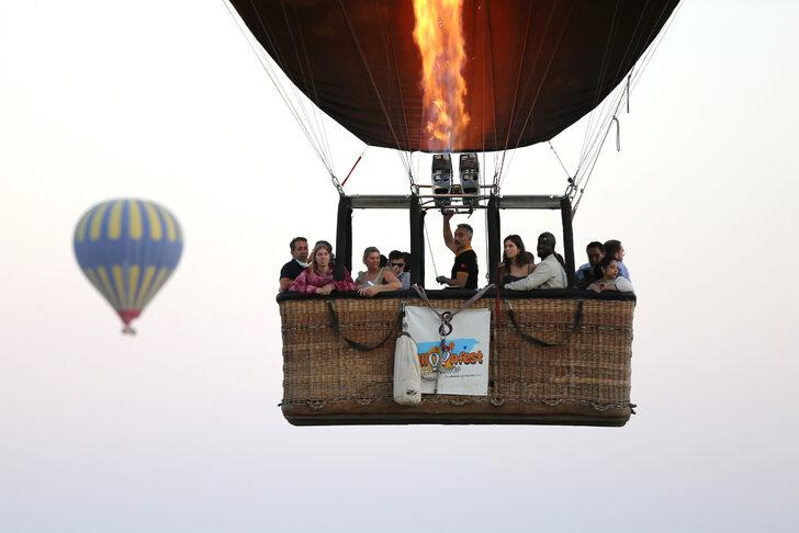 Kapadokya'da turistler yeni günü gökyüzünde karşıladı G2