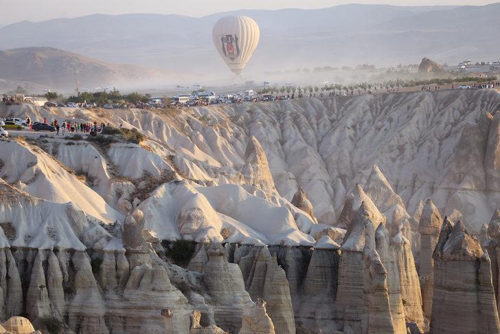 Kapadokya'da turistler yeni günü gökyüzünde karşıladı G4