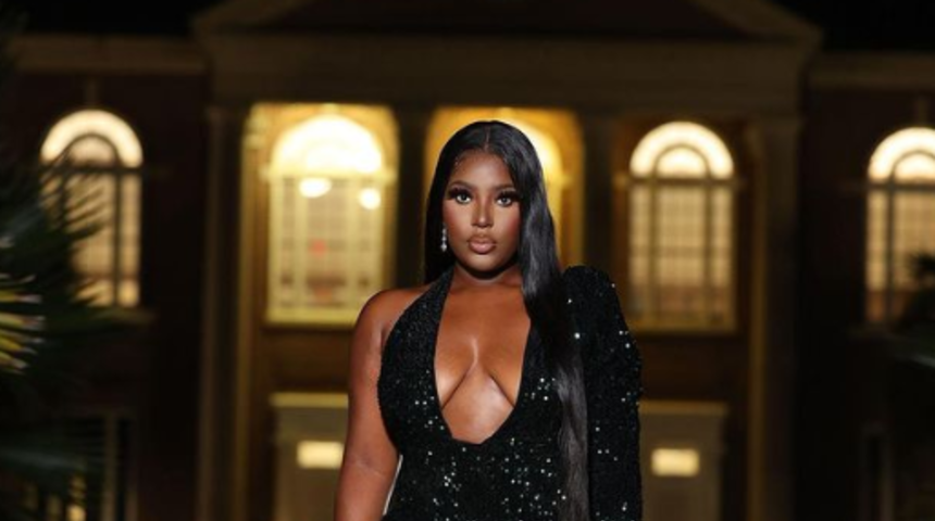 Mezuniyetini üniversite kampüsünde çırılçıplak pozlar vererek kutladı! Görenleri şaşırttı