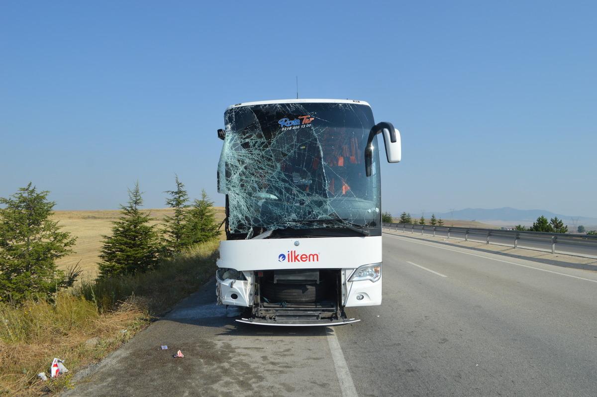 Afyonkarahisar'daki trafik kazasında 2 kişi &ouml;ld&uuml;, 5 kişi yaralandı