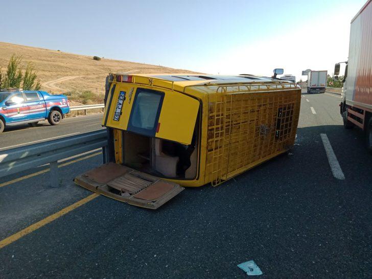 Elazığ'da düğünden dönenlerin bulunduğu minibüsün devrilmesi sonucu 14 kişi yaralandı G2