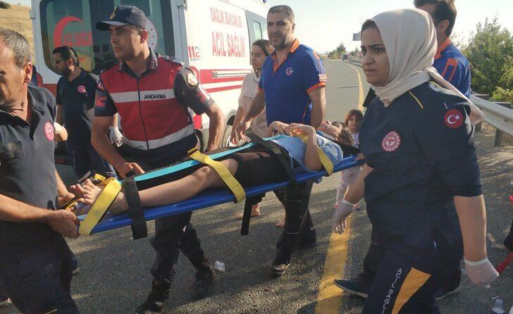 Elazığ'da düğünden dönenlerin bulunduğu minibüsün devrilmesi sonucu 14 kişi yaralandı G4