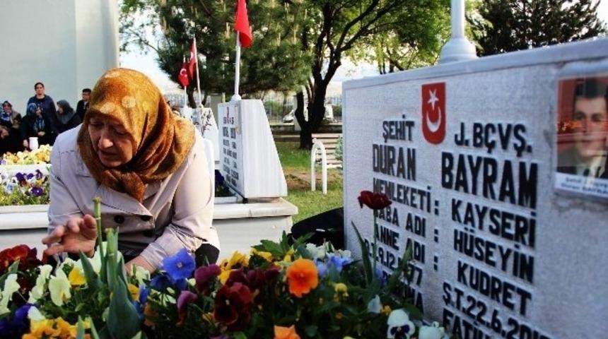 Şehitlikte Hüzünlü Anneler Günü