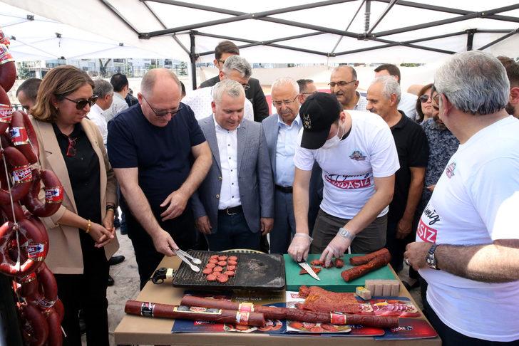 Sivas'ta "Gardaşlık Festivali"nde 58 metrelik sucuk yapıldı G3