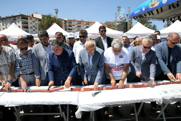 Sivas'ta "Gardaşlık Festivali"nde 58 metrelik sucuk yapıldı G5