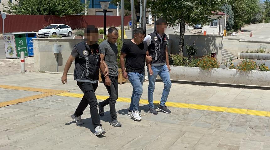 Poşetteki domateslerin arasına gizlenmiş sentetik uyuşturucu ele geçirildi