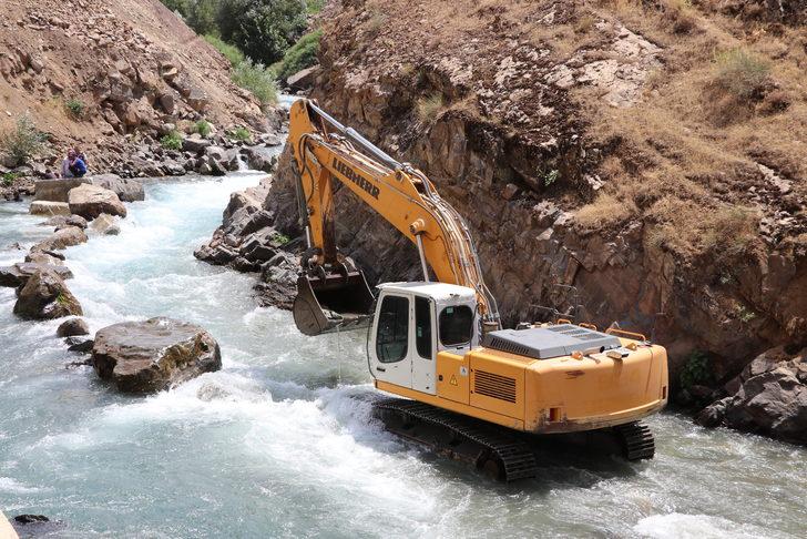 Ekipler Müküs Çayı'nda akıntıya kapılan hemşireyi "Çeme Sidan" mevkisinde arıyor G1