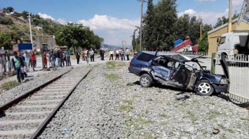 Yolcu treni otomobile çarptı: 1 yaralı