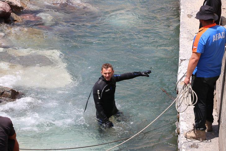 Ekipler Müküs Çayı'nda akıntıya kapılan hemşireyi "Çeme Sidan" mevkisinde arıyor G3