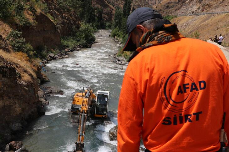 Ekipler Müküs Çayı'nda akıntıya kapılan hemşireyi "Çeme Sidan" mevkisinde arıyor G4