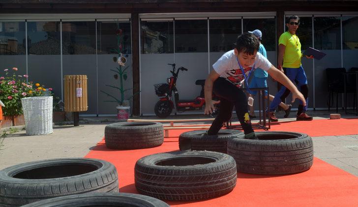 Atık malzemelerle oluşturulan oyun parkuru çocukların eğlencesi oldu G1