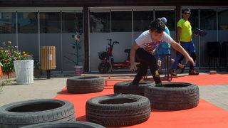 Atık malzemelerle oluşturulan oyun parkuru çocukların eğlencesi oldu