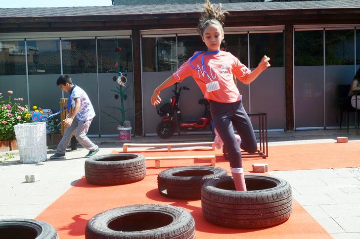 Atık malzemelerle oluşturulan oyun parkuru çocukların eğlencesi oldu G3