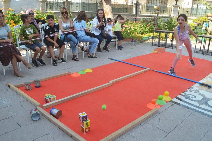 Atık malzemelerle oluşturulan oyun parkuru çocukların eğlencesi oldu G4