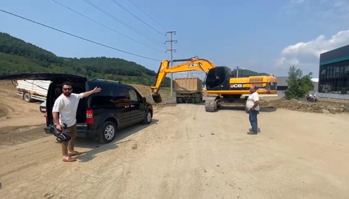 Bahşiş almak i&ccedil;in iş makinesiyle d&uuml;ğ&uuml;n konvoyunun &ouml;n&uuml;n&uuml; kesti