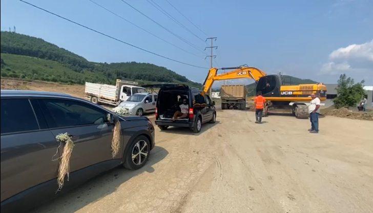Bahşiş almak için iş makinesiyle düğün konvoyunun önünü kesti G3