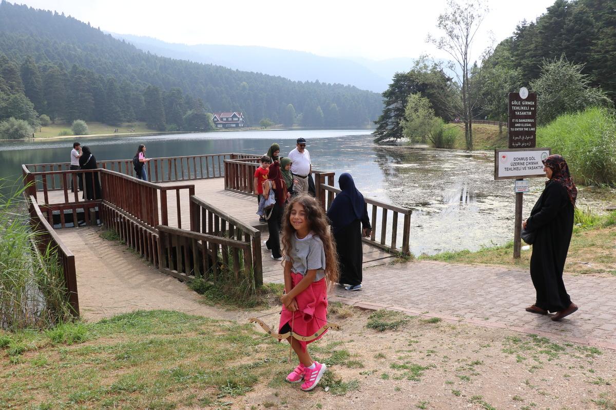 Bolu'da sıcak havadan bunalanlar G&ouml;lc&uuml;k'te doğa i&ccedil;inde zaman ge&ccedil;irdi