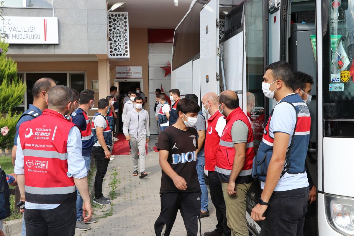 Sınır dışı edilecek 227 Afganistan uyruklu, Edirne'den İstanbul'a g&ouml;nderildi