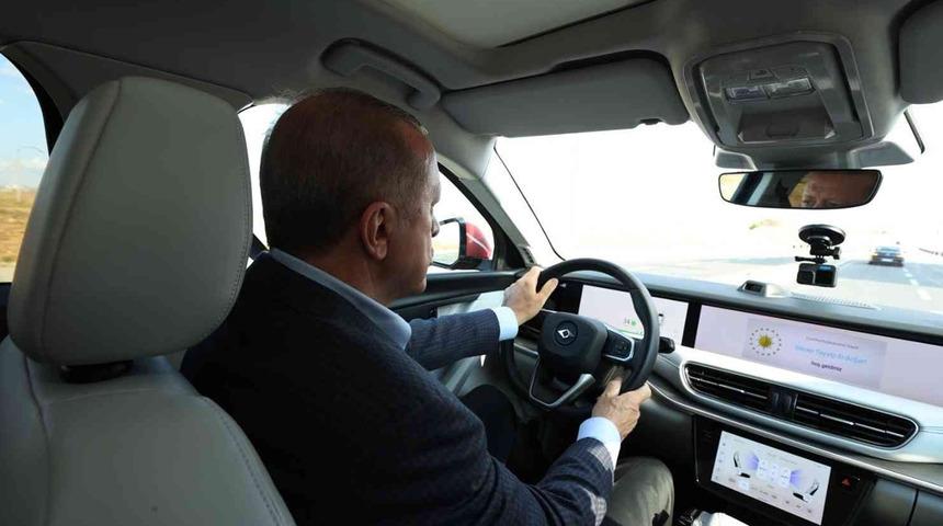 Cumhurbaşkanı TOGG&rsquo;un direksiyonuna ge&ccedil;ti