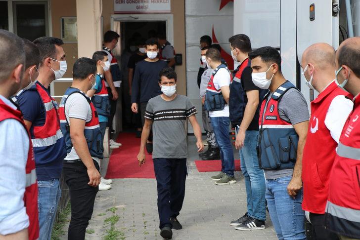 Sınır dışı edilecek 227 Afganistan uyruklu, Edirne'den İstanbul'a gönderildi G2
