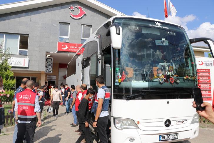 Sınır dışı edilecek 227 Afganistan uyruklu, Edirne'den İstanbul'a gönderildi G3