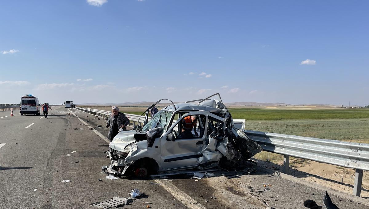 Emniyet şeridinde bekleyen d&uuml;ğ&uuml;n konvoyundaki ara&ccedil;lara tır &ccedil;arptı, 9 kişi yaralandı