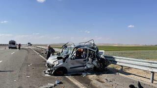 Emniyet şeridinde bekleyen düğün konvoyundaki araçlara tır çarptı, 9 kişi yaralandı