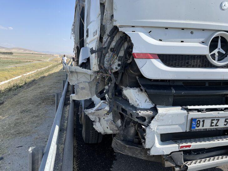Emniyet şeridinde bekleyen düğün konvoyundaki araçlara tır çarptı, 9 kişi yaralandı G2