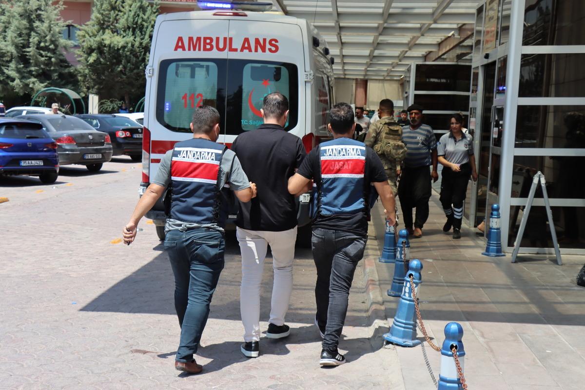Kilis'te 10 yıl &ouml;nce toprağa g&ouml;m&uuml;l&uuml; bulunan 3 cesetle ilgili baba ve oğlu tutuklandı