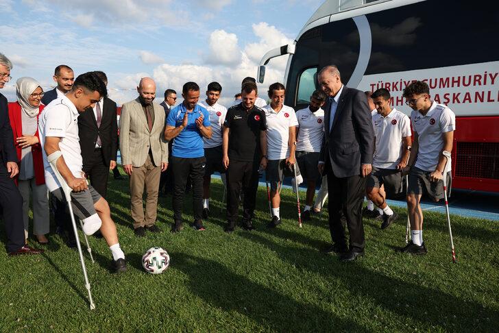 Cumhurbaşkanı Erdoğan, Kocaeli'de kamp yapan Ampute Milli Futbol Takımını ziyaret etti G1