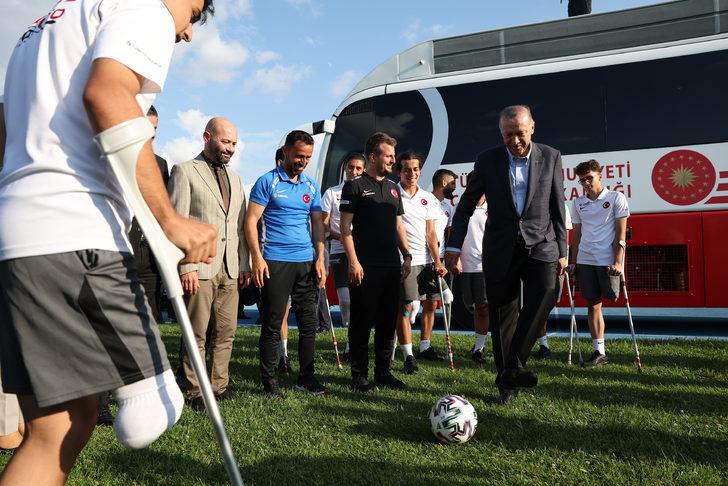 Cumhurbaşkanı Erdoğan, Kocaeli'de kamp yapan Ampute Milli Futbol Takımını ziyaret etti G3