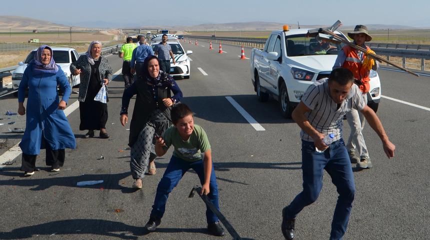 Otoyolda akılalmaz olay! Taş yüklü tır, yolun kenarında duran konvoya çarptı: Kazada yaralanmayanlar kemerle tır sürücüsüne saldırdı