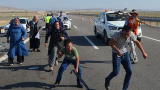 Otoyolda akılalmaz olay! Taş yüklü tır, yolun kenarında duran konvoya çarptı: Kazada yaralanmayanlar kemerle tır sürücüsüne saldırdı