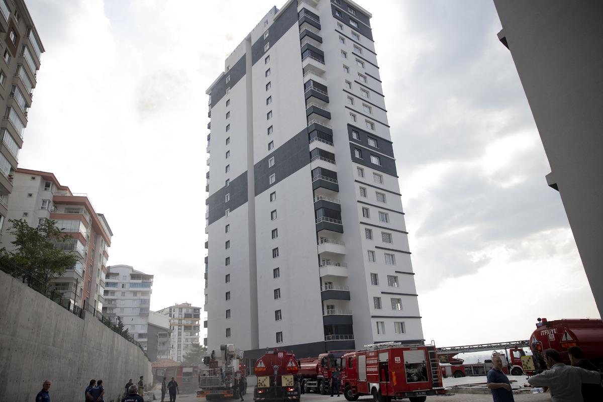 Ankara'da bir apartmanın &ccedil;atı katında &ccedil;ıkan yangın s&ouml;nd&uuml;r&uuml;ld&uuml;