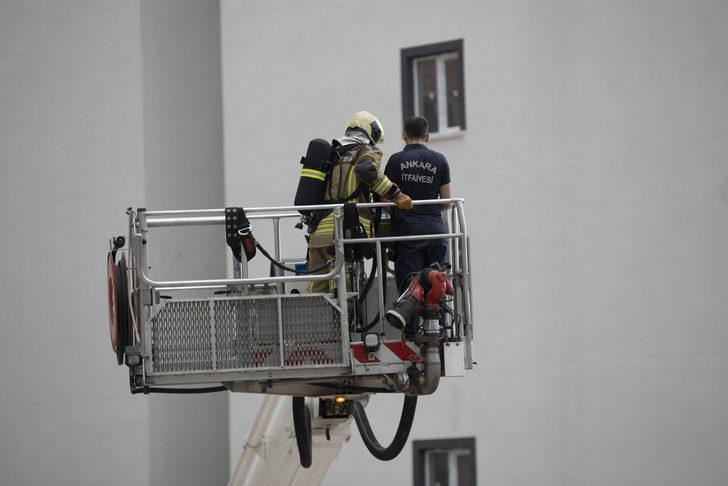 Ankara'da bir apartmanın çatı katında çıkan yangın söndürüldü G4