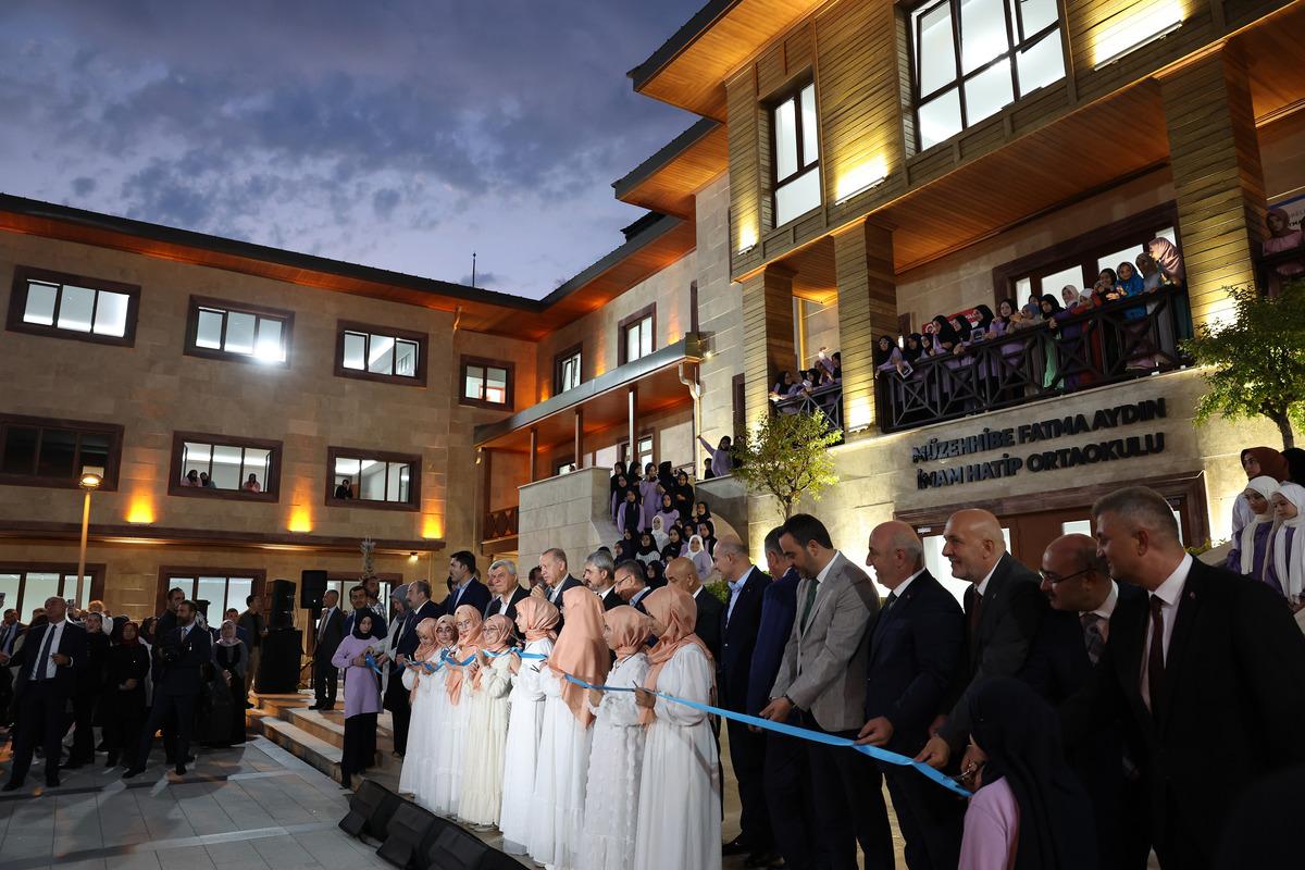 Cumhurbaşkanı Erdoğan, M&uuml;zehhibe Fatma Aydın İmam Hatip Ortaokulunun a&ccedil;ılışına katıldı