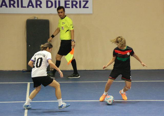 İşitme Engelliler Kadın Futsal Türkiye Şampiyonası Karabük'te sürüyor