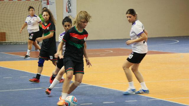 İşitme Engelliler Kadın Futsal Türkiye Şampiyonası Karabük'te sürüyor