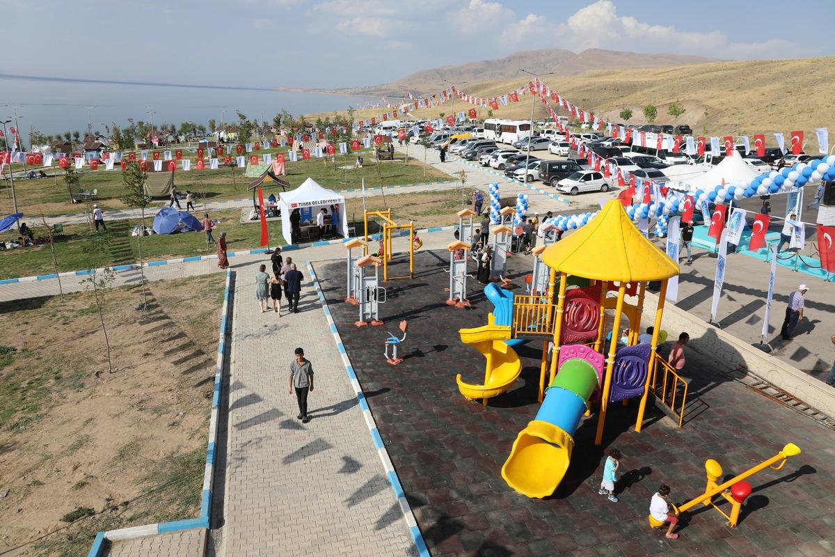 Van G&ouml;l&uuml; sahilinde kadınlar plajı a&ccedil;ıldı
