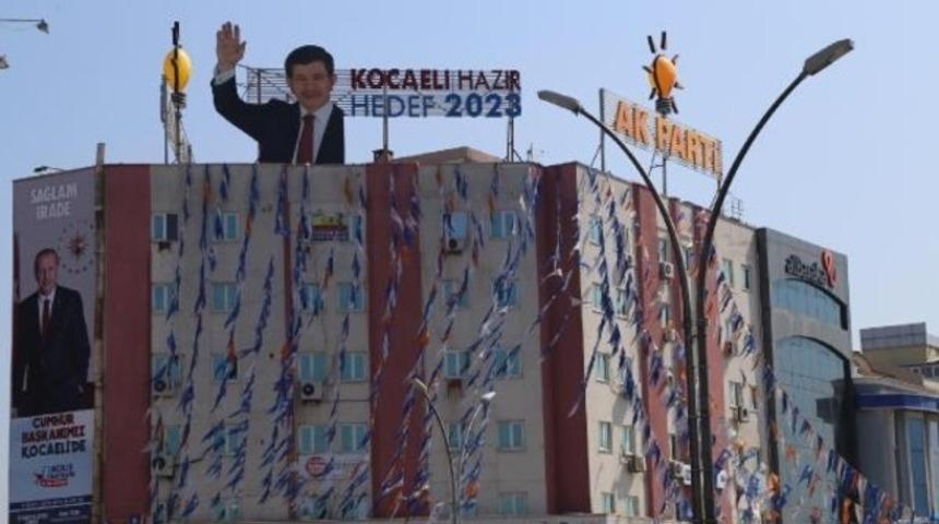 Başbakan'ın afişi kalktı, yerine Cumhurbaşkanı'nın afişi konuldu