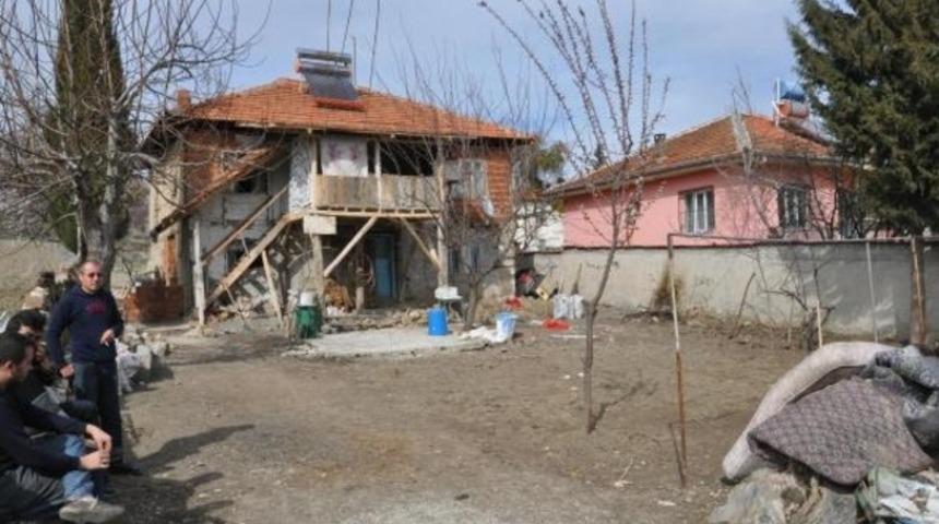 Evin bahçesinde toprağa gömülü çuvalda 2 insan iskeleti