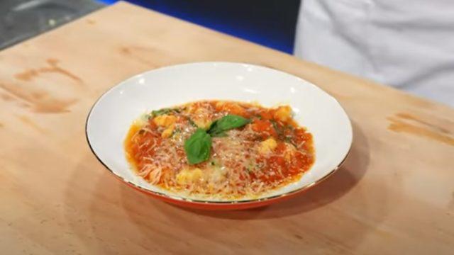 MasterChef Domates Soslu Gnocchi (Niyokki) nasıl yapılır? Gnocchi hangi ülkenin yemeği? Domates Soslu Gnocchi tarifi ve malzeme listesi