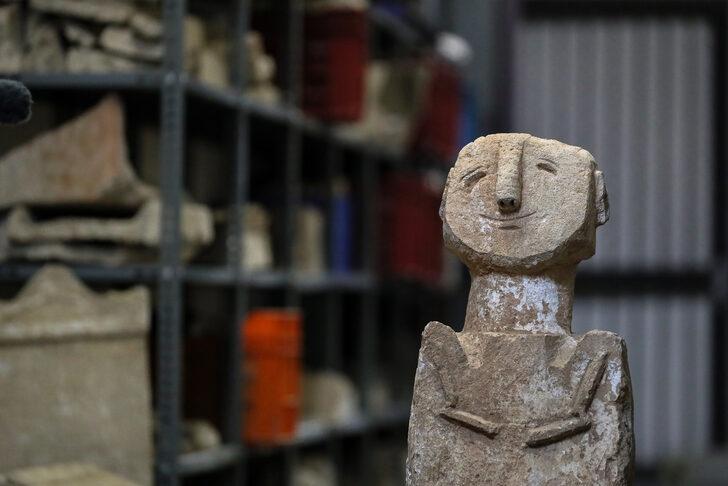 İzmir'de polisin ele geçirdiği yaklaşık 11 bin 500 yıllık heykel uzmanları bekliyor G2