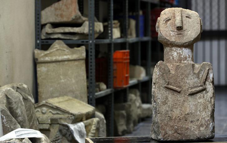 İzmir'de polisin ele geçirdiği yaklaşık 11 bin 500 yıllık heykel uzmanları bekliyor G3
