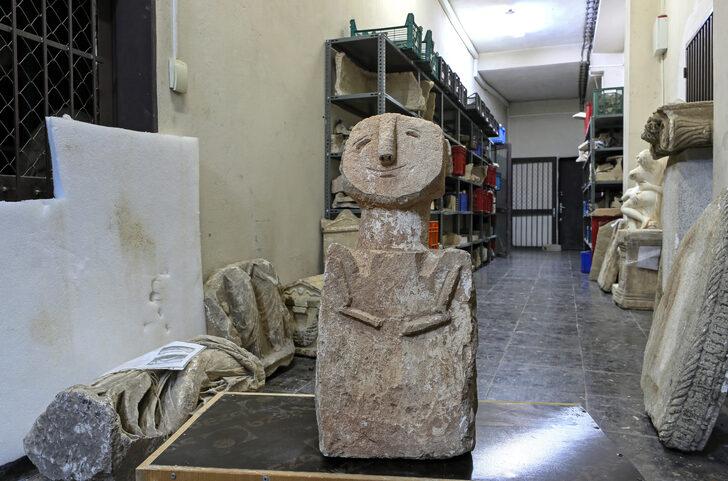 İzmir'de polisin ele geçirdiği yaklaşık 11 bin 500 yıllık heykel uzmanları bekliyor G4