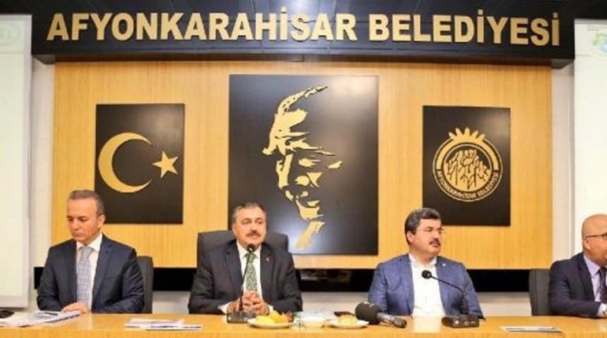 Bakan Eroğlu'dan İstanbullulara: Bol bol su var, kullansınlar